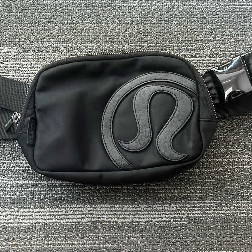 Lululemon 1L black belt bag with Logo